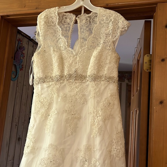 Size 12 David’s bridal wedding gown. Used once. Needs cleaning but excellent - Picture 1 of 10